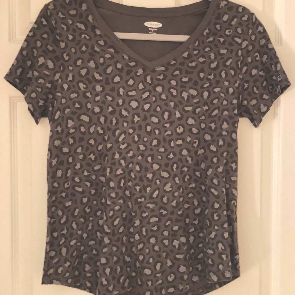 Old Navy Grey Leopard Print V Neck